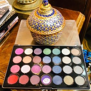 BH Costmetics Smokey Eyes 28(-1) Color Palette